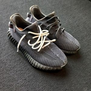 Yeezy boost 350 v2 blacks non reflective size 11